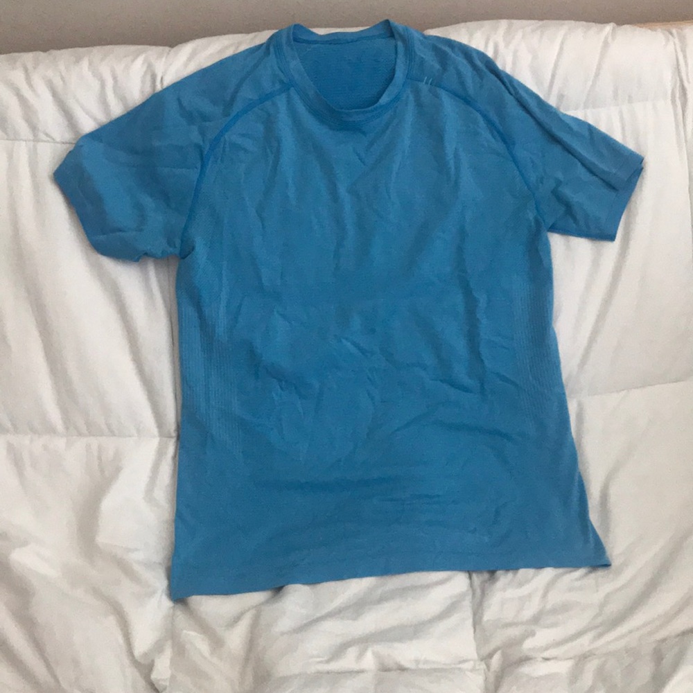 Lululemon blue shirt. Mens workout Fits Medium